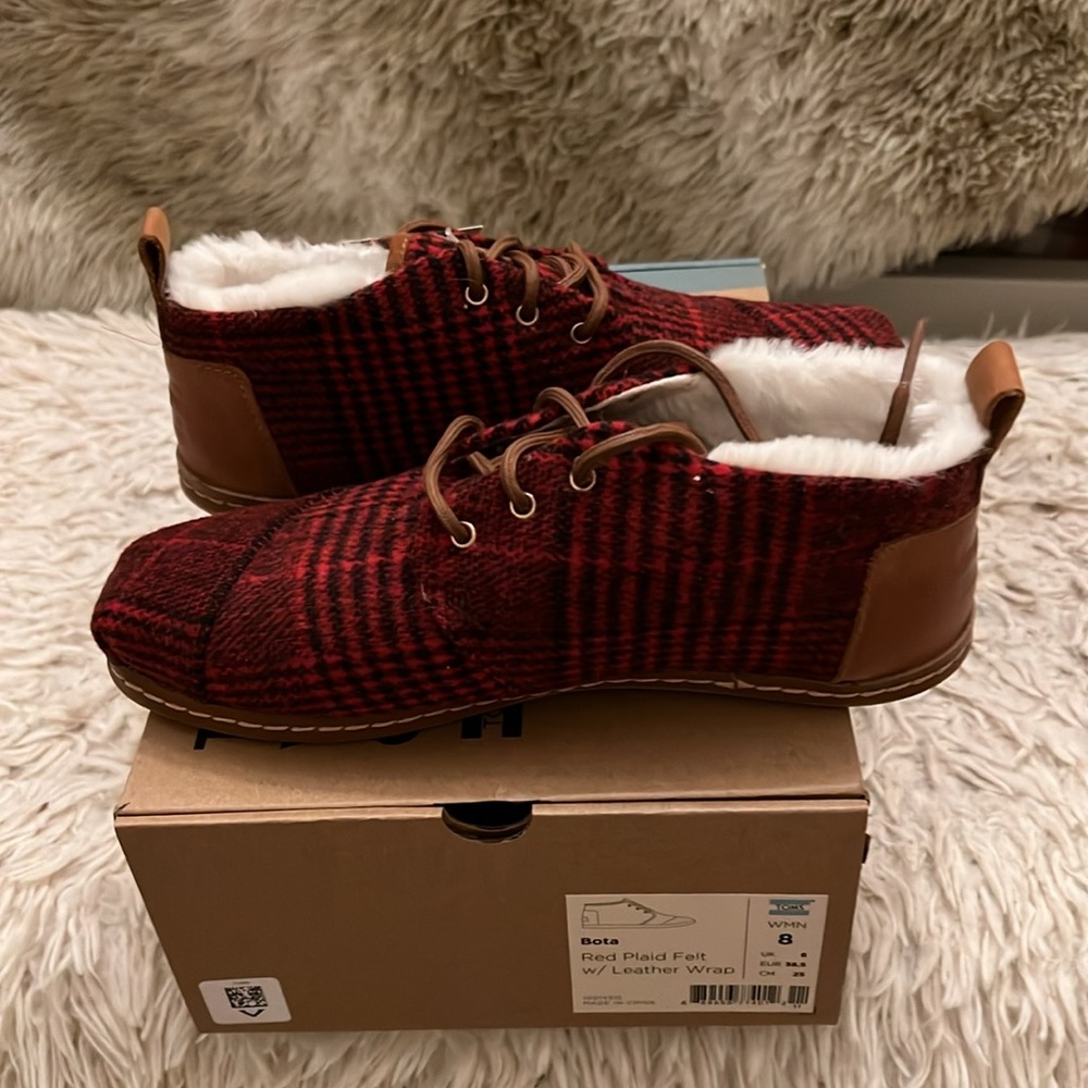 New in Box - TOMS - BOTA BOOTS - Red Plaid Felt w/ Leather Wrap, Size 8. - Picture 3 of 5